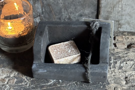 Vergrijsd houten Amber bakje